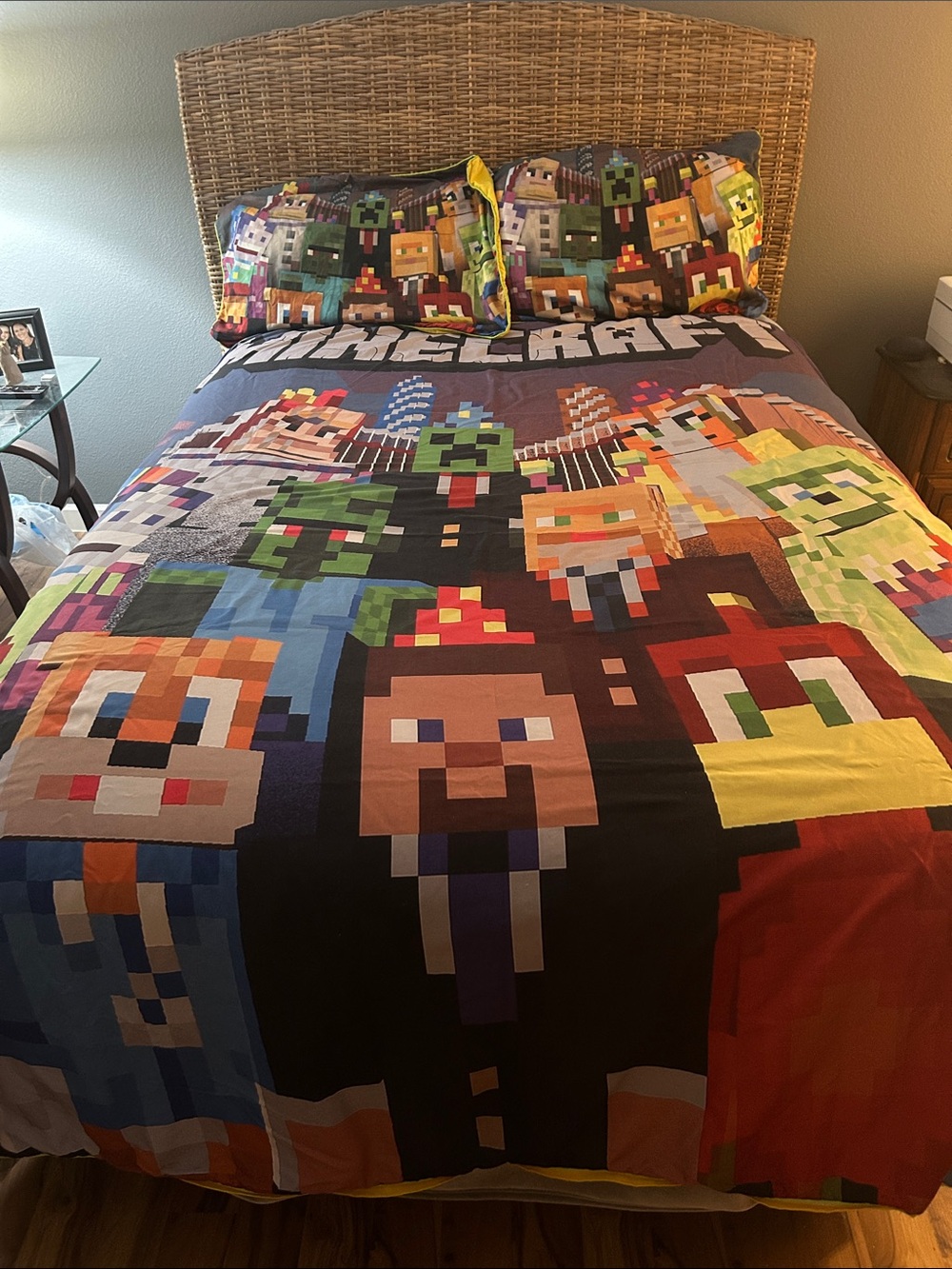 Minecraft Pixel Characters Kids Bedding Set - Multicolor. Twin/full bed.